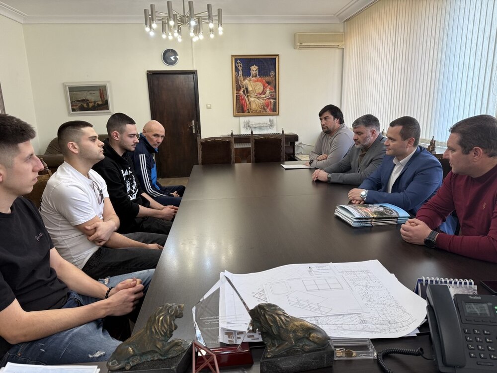 Трима хандбалисти получиха от кмета на община Русе Пенчо Милков награди за сребърни медали на европейски турнир