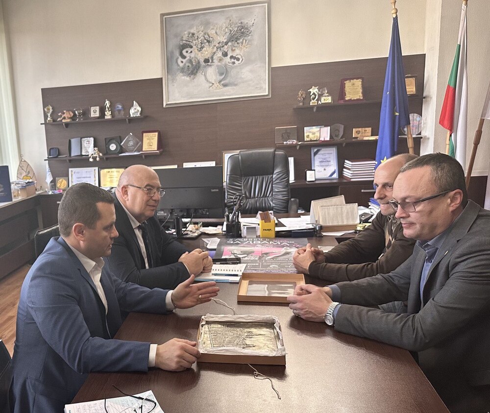 Културната организация „Движение на просветителите“ дари на Община Русе релеф на Доходното здание