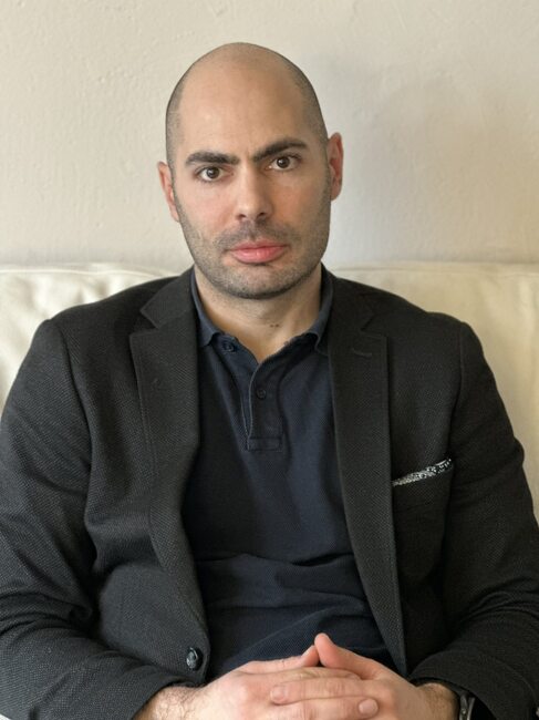 Град Мизия връчва годишната си награда на 35-годишен мъж, осигурил коледни подаръци на 500 деца и младежи