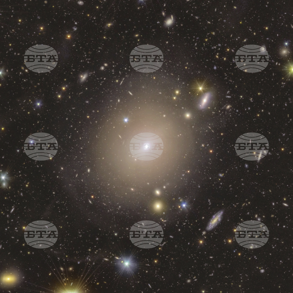 Осем изображения от телескопа „Джеймс Уеб“ потвърждават теория на Айнщайн