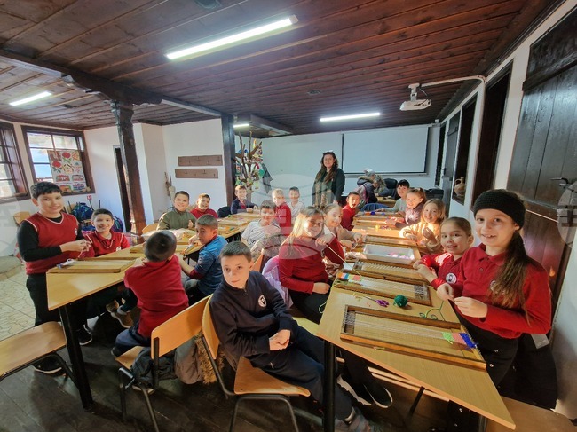 Ученици от група „Жарава“ тъкаха черги в образователна инициатива в Търговище