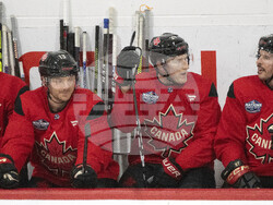 CORRECTION 4-Nations-Canada Hockey