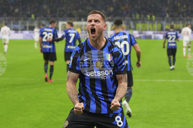 Интер се наложи над Фиорентина в Серия А и се върна на точка зад лидера Наполи в класирането