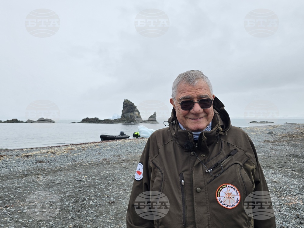 Професор Христо Пимпирев, учени и снимачен екип работиха на брега с ценни руди на залива Сали Рокс