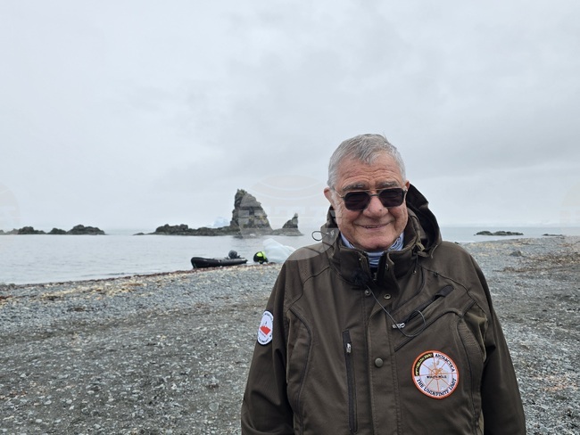 Професор Христо Пимпирев, учени и снимачен екип работиха на брега с ценни руди на залива Сали Рокс