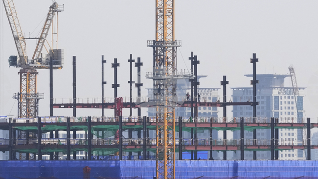 Двама души са в неизвестност след срутване на строеж в Южна Корея