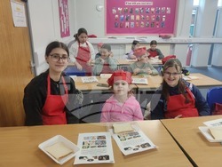 Ученици от училище „Д-р Петър Берон“ в Рединг влязоха в ролята на готвачи по време на кулинарен кръжок на тема „Сандвичът“