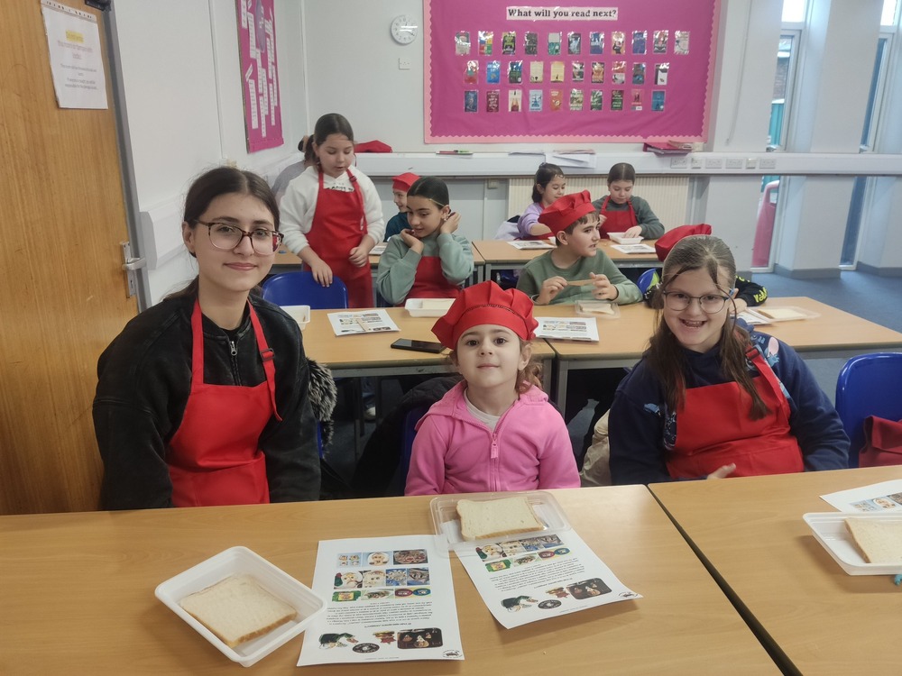 Ученици от училище „Д-р Петър Берон“ в Рединг влязоха в ролята на готвачи по време на кулинарен кръжок на тема „Сандвичът“