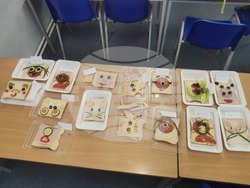 Ученици от училище „Д-р Петър Берон“ в Рединг влязоха в ролята на готвачи по време на кулинарен кръжок на тема „Сандвичът“