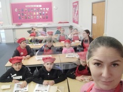 Ученици от училище „Д-р Петър Берон“ в Рединг влязоха в ролята на готвачи по време на кулинарен кръжок на тема „Сандвичът“