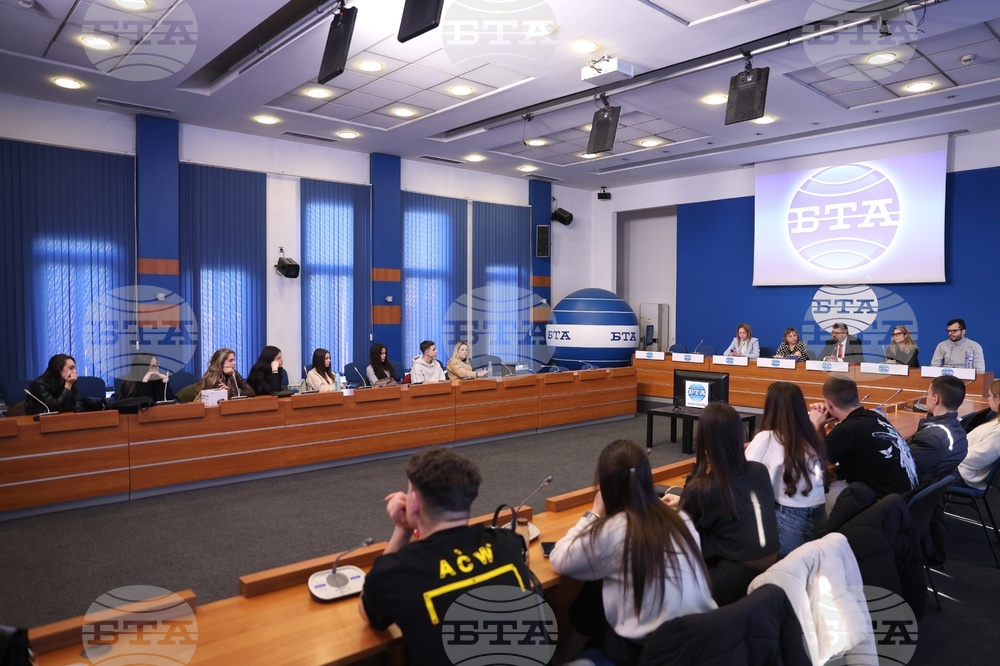 Ученици от Езиковата гимназия в Ловеч посетиха БТА в навечерието на 127-годишнината на Агенцията и 75-ия рожден ден на училището