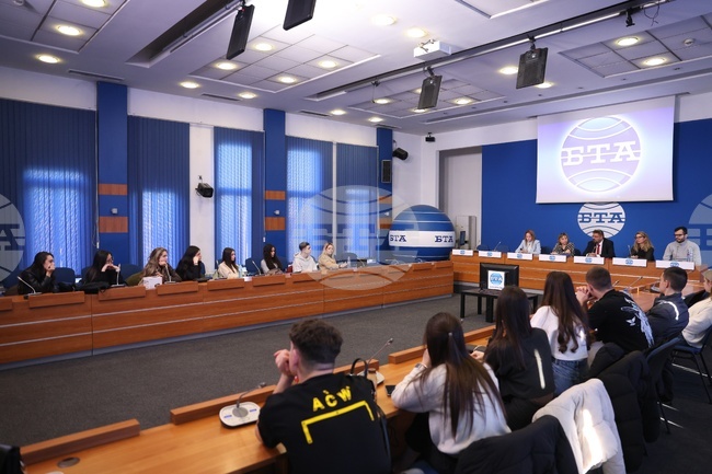 Ученици от Езиковата гимназия в Ловеч посетиха БТА в навечерието на 127-годишнината на Агенцията и 75-ия рожден ден на училището 