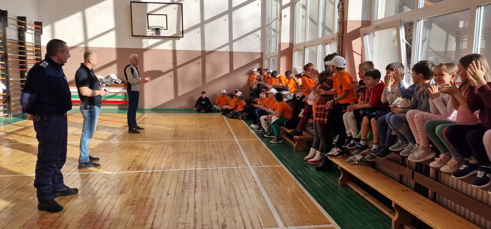 Ученици от Детско полицейско управление в Смолян преминаха през обучение за лична защита