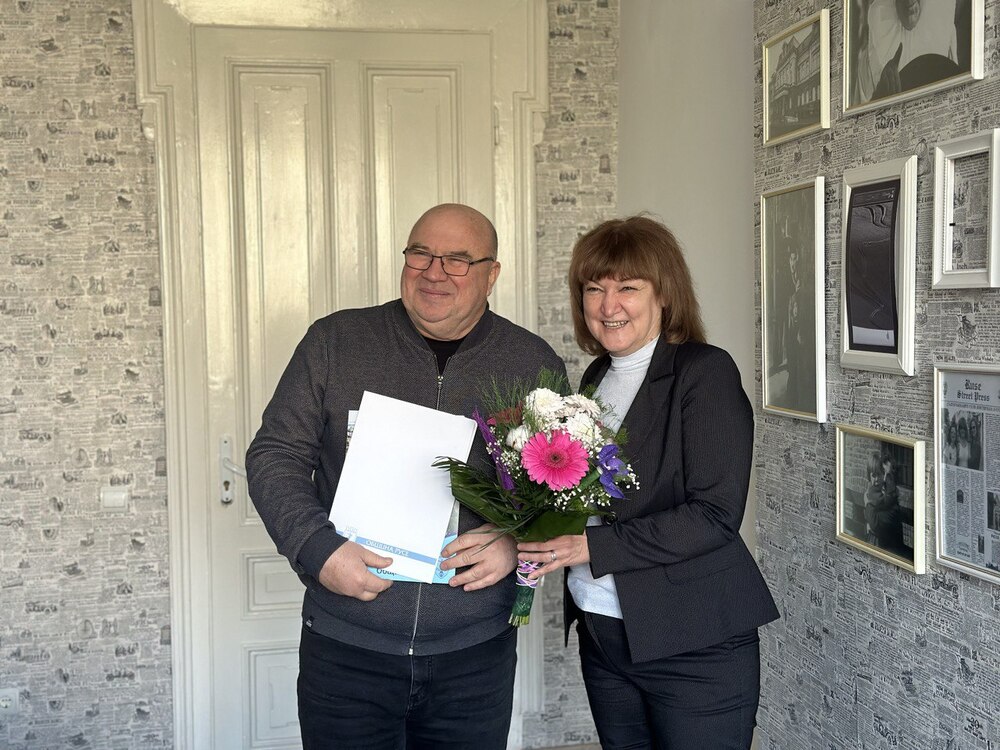 Община Русе: Заместник-кметът на Русе Енчо Енчев поздрави директорката на Регионалната библиотека за 137 г. от основаването на институцията