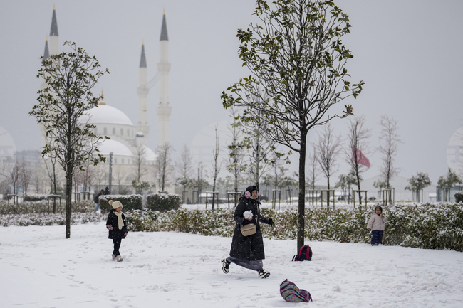 Winter Storm Cancels Hundreds of Flights in Istanbul
