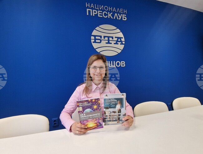 Учителската професия е последната, която ще бъде изместена от изкуствения интелект, каза преподавателят и дигитален маркетолог Кристиана Чешмеджиева 