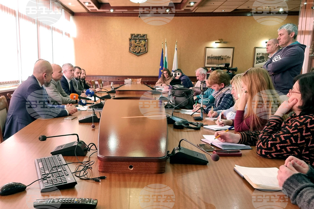 Заради забавени плащания от държавата, е спряна работата по тръбопровода през Варненското езеро, каза зам.-кметът Пламен Китипов
