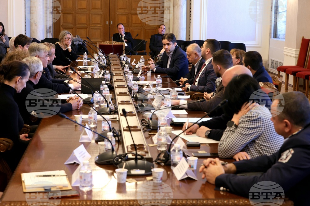 Депутати, представители на автомобилния бранш и нотариуси обсъдиха дали да се премахне нотариалната заверка на подписите при прехвърляне на МПС