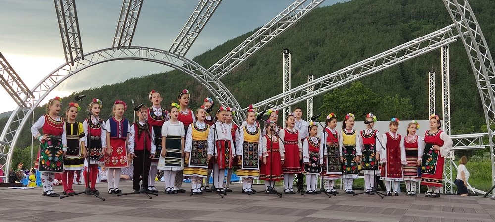 Община Сливен: Проект „Магията на песента. 20 години Школа за народно пеене „Славейче“, финансово подкрепен от Програма „Любителско изкуство“/2024 на Национален фонд „Култура“