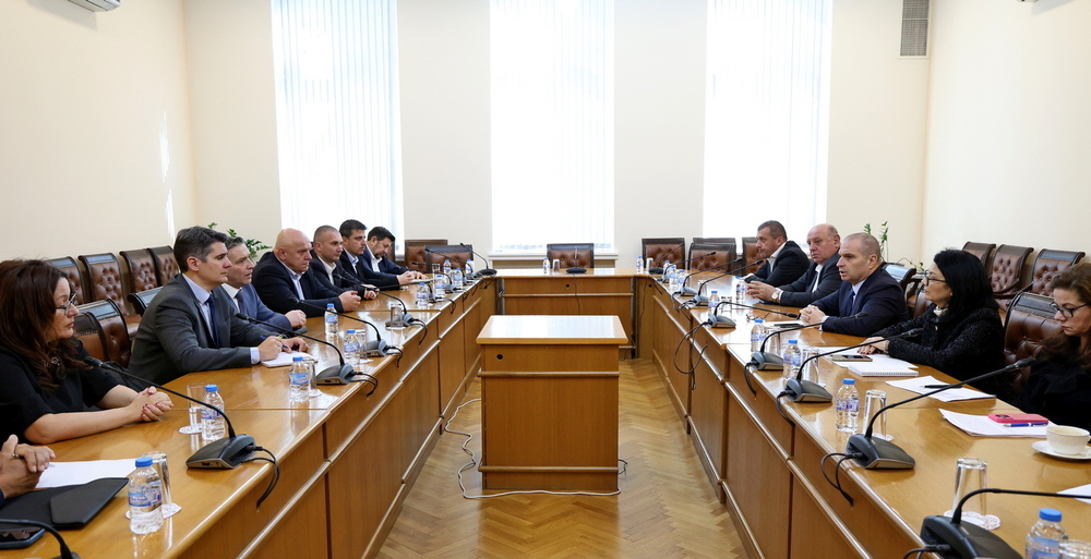 Всички международни летища да бъдат оборудвани с анти-дрон системи, договори Гроздан Караджов с представители на летищата, РВД и ГВА