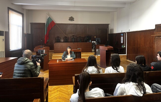 Ученици присъстваха на открит урок в Съдебната палата в Хасково, свързан с правата им на потребители