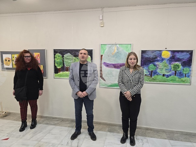 В Плевен малки художници показват творбите си в изложбата „Приемственост“