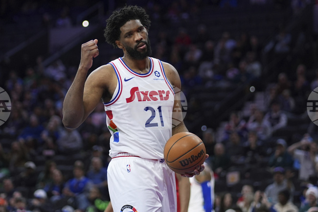 Джоел Ембийд е претърпял успешна операция на проблемното ляво коляно