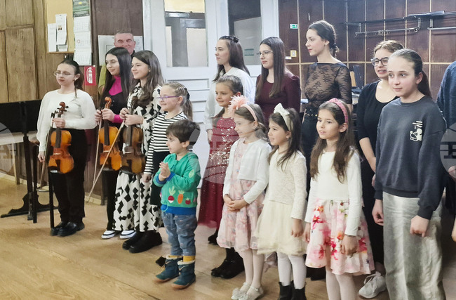 Възпитаници на Музикалната школа „Илия Бърнев“ в Разград посветиха концерт на любовта и музиката