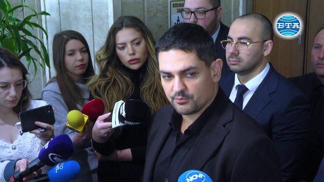 МЕЧ няма да подкрепи предложения за регулатори и очаква трус в управляващата коалиция, каза Радостин Василев