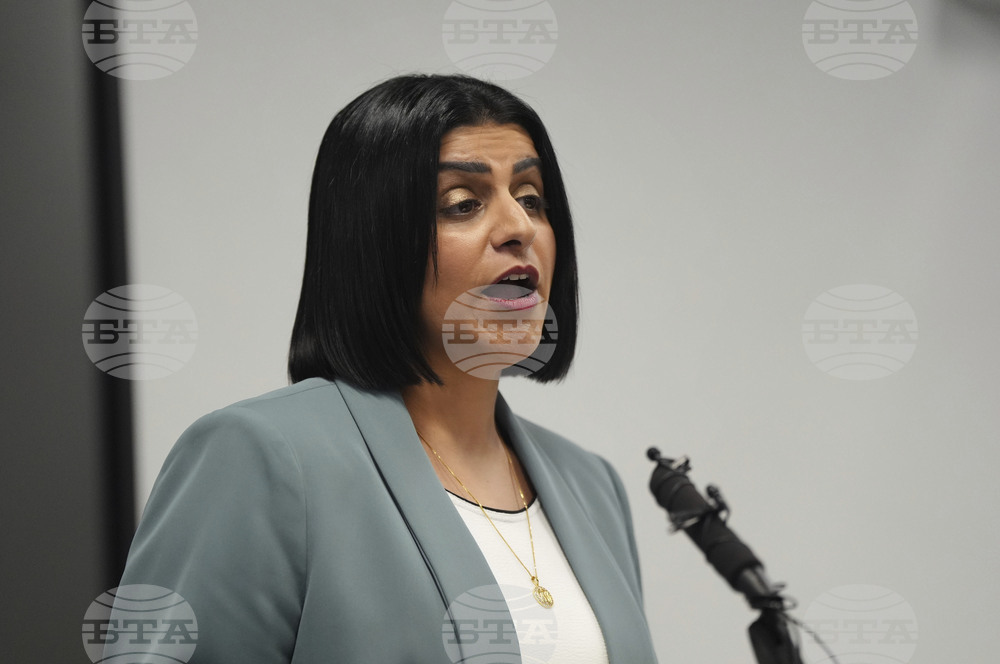 Великобритания ще прехвърли хора, търсещи убежище, от хотели в казарми