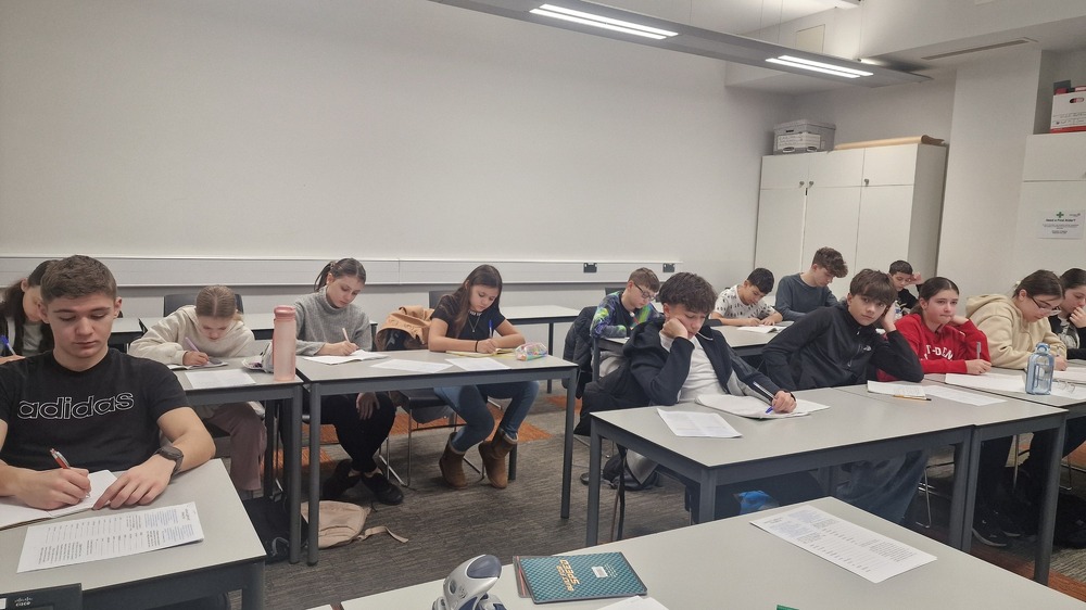 Урок, посветен на отглаголни съществителни, причастия и деепричастия, имаха ученици от училище „Св. св. Кирил и Методий” в Уотфорд