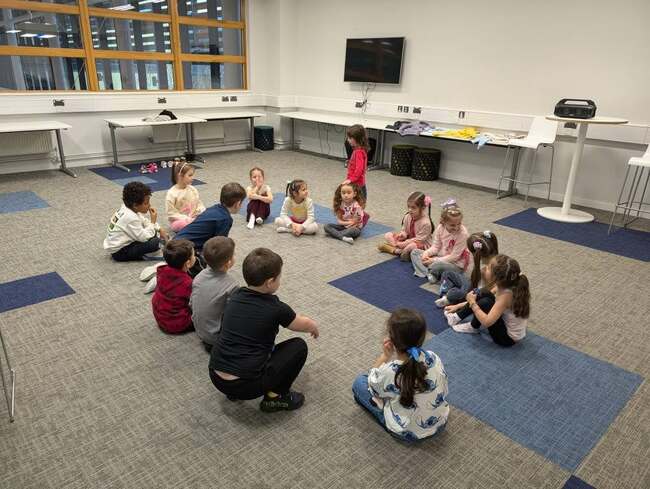 С народни танци, игри и учене на нови букви премина поредното занятие за подготвителна група в училище „Св. св. Кирил и Методий” в Уотфорд