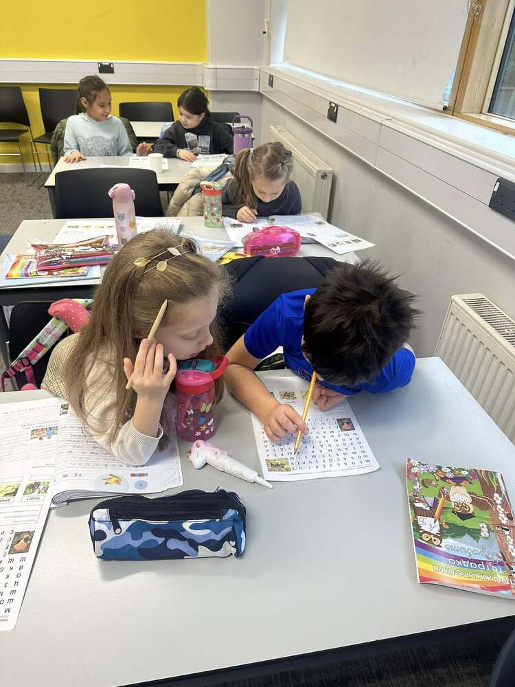 Първокласници от училище „Св. св. Кирил и Методий” в Уотфорд изработваха апликации и попълваха работни листове