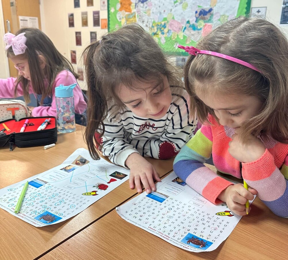 Ученици от училище „Христо Ботев“ в Хемел Хемпстед, Великобритания, изработиха картички и научиха народен танц на поредното си занятие