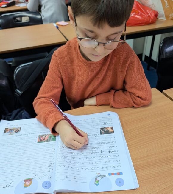 Първокласници от училище „Христо Ботев“ в Хемел Хемпстед, Великобритания, преразказваха приказката „Сливи за смет“