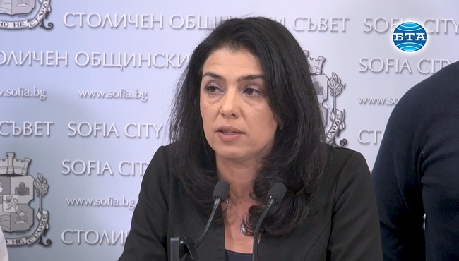 Зам.-кметът по финанси Иван Василев бойкотира работата на СОС, като не подписва доклади, които са гласувани, заяви Ваня Григорова