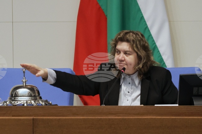 С декларация от името на "БСП-Обединена левица" в подкрепа на бойкота на търговските вериги започна заседанието на парламента