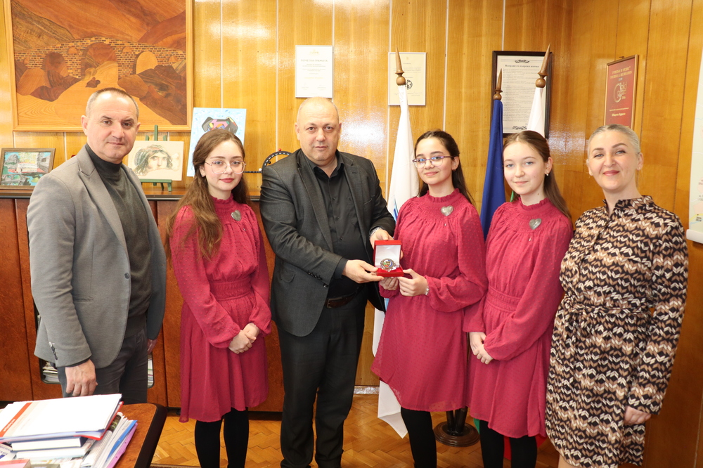 Кметът на Ардино отличи създателите и изпълнителите на химна на общината