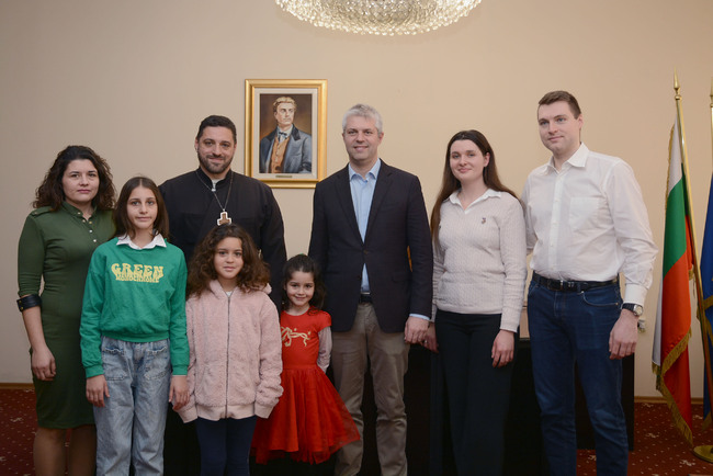 Община Варна: В Международната седмица на брака кметът Благомир Коцев посрещна едно бъдещо и едно многодетно семейство
