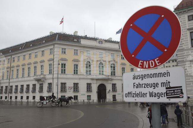 Обиски бяха извършени в жилища на бившия австрийски канцлер Алфред Гузенбауер, разследван за злоупотреба с доверие и измама 