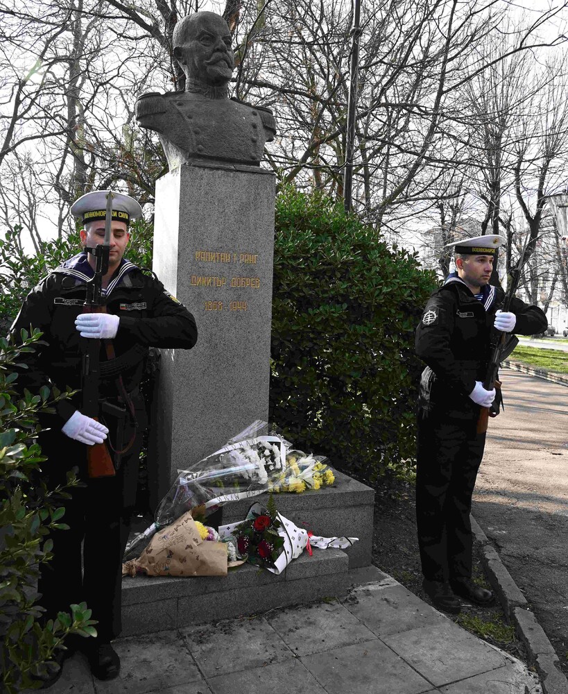 Военните моряци почетоха 157 г. от рождението на капитан Димитър Добрев