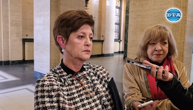 По делата за убийствата на Мартин Божанов и Алексей Петров се работи по няколко хипотези, каза градският прокурор Илиана Кирилова