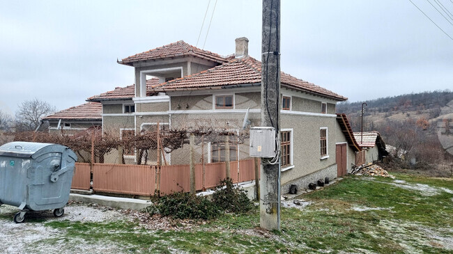 За нерегламентирано изхвърляне на смесени битови отпадъци е санкциониран гражданин в Търговище