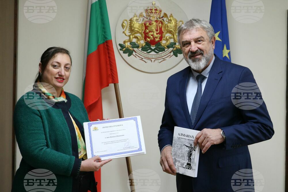 ОА Русе: Капка Иванова с грамота от областния управител Драгомир Драганов