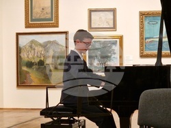 Благотворителен концерт в подкрепа на деца и младежи, лишени от родителска грижа в Софийска градска художествена галерия. На снимката: Филип Ангелов. Снимка: Емануел Смърков/БТА