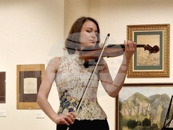 Благотворителен концерт в подкрепа на деца и младежи, лишени от родителска грижа в Софийска градска художествена галерия. На снимката: Цигуларката- Лия Петрова. Снимка: Емануел Смърков/БТА