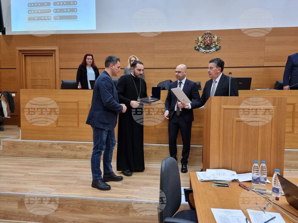 Общинският съвет в Пловдив удостои с почетния знак на града арменския свещеник отец Храч Мурадян