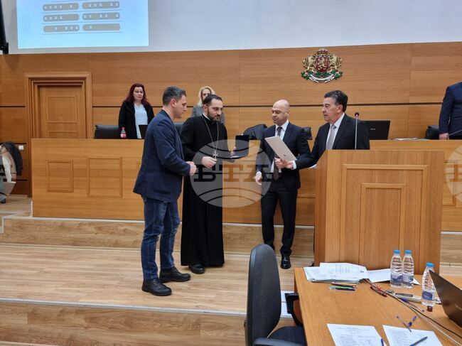 Общинският съвет в Пловдив удостои с почетния знак на града арменския свещеник отец Храч Мурадян