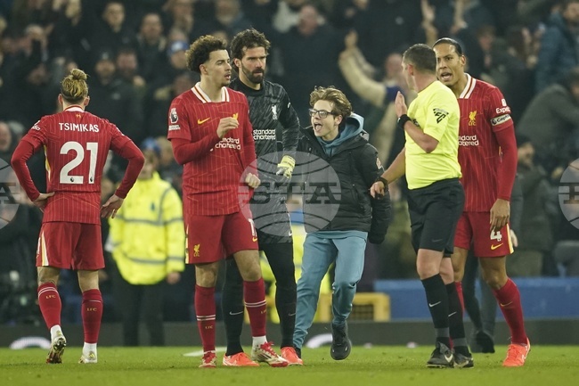 Предстоящата седмица ще бъде ключова за Ливърпул, сигурен е Гари Невил