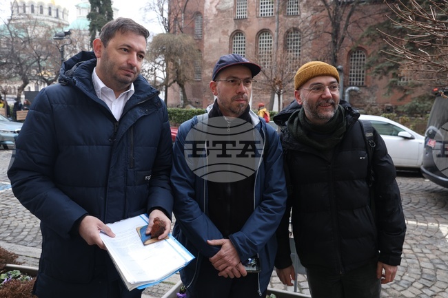 Парче от разрушаващата се Княжевска минерална баня и подписка за спасяването ѝ връчи гражданска инициатива на зам.-кмета на София Никола Барбутов 